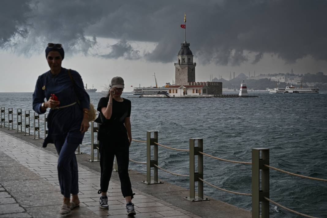 İstanbul'da sağanak hayatı felç etti! Araçlar sular altında kaldı 71